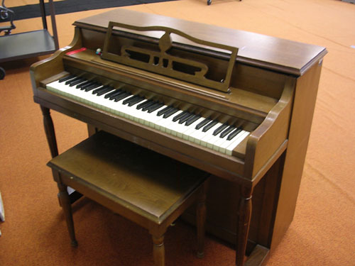 http://lisaheinrich.com/Lincoln/Instruments/Piano.JPG
